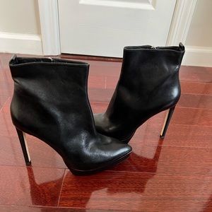 Gorgeous Micheal Kors heeled booties